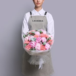 Воздушный букет пионов и диантусов